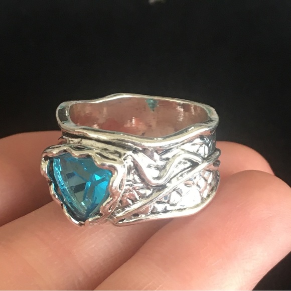 Bohemian Vintage Style Clear Blue Gemstone Fashion Ring - Picture 5 of 6